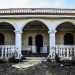 La villa abbandonata si presenta con un grande pergolato ad archi: una costruzione lussuosa ma abbandonata, con vetri rotti e porte scassate